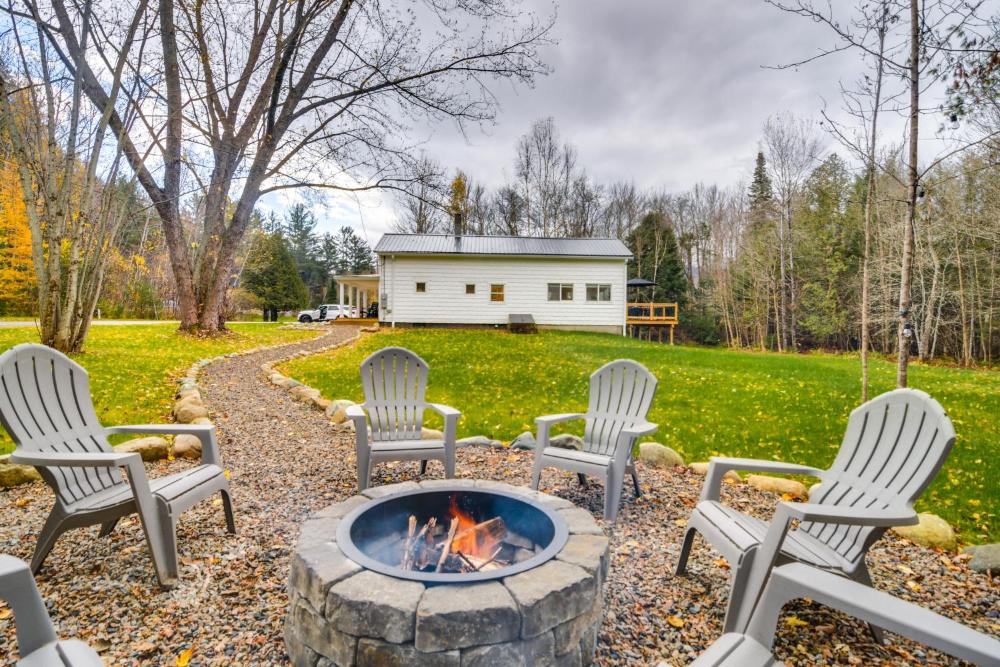Modern Stark Home with Game Room, Grill and Fire Pit